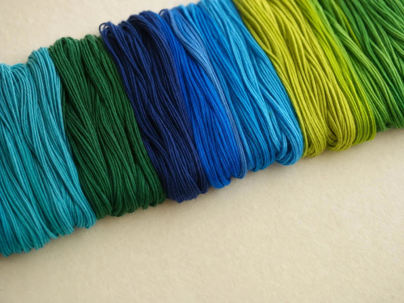 Vue de détail de quelques couleurs de fils ; le lot complet n'est pas représenté