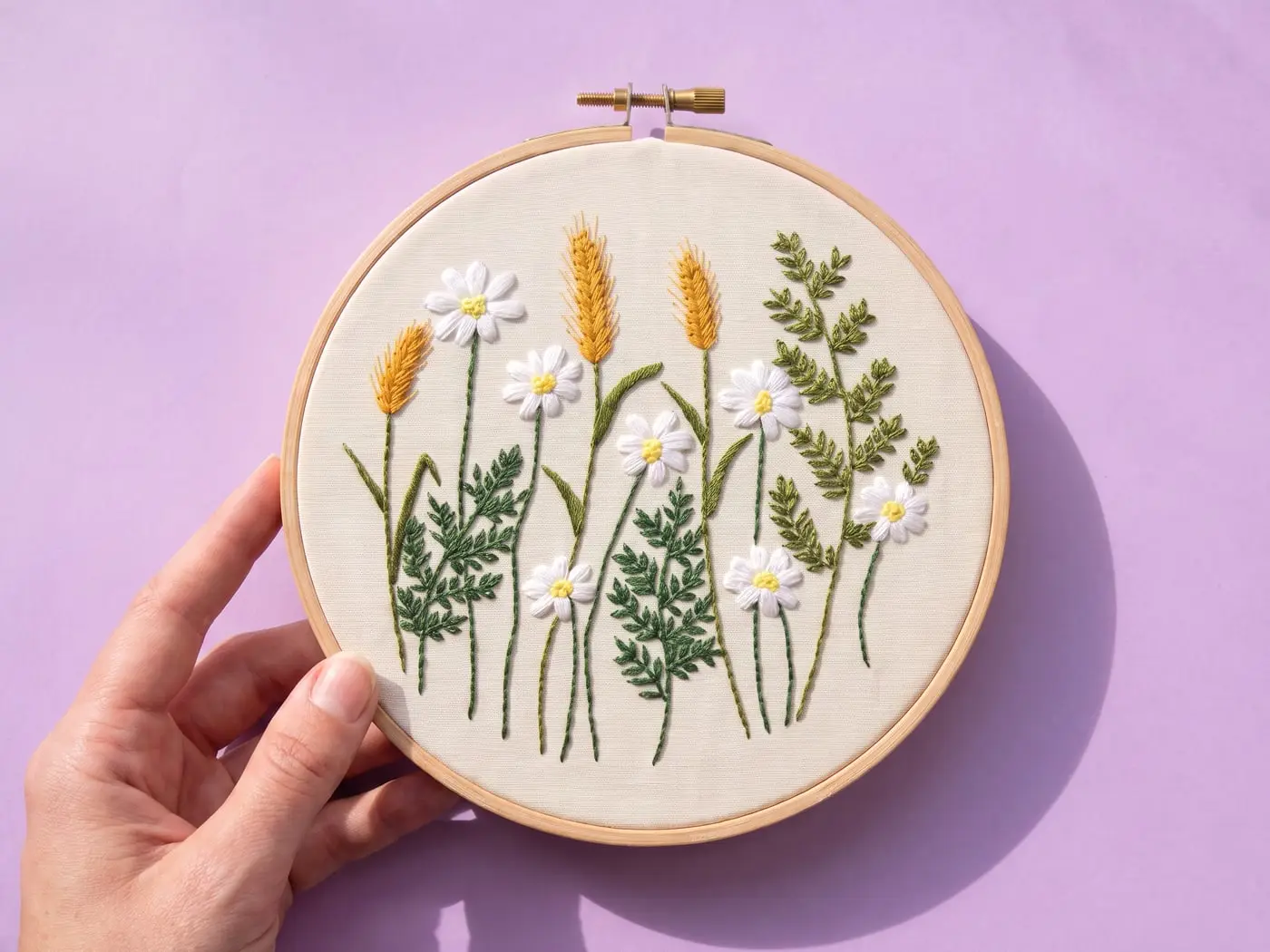 Prairie aux marguerites, le tambour tenu en main