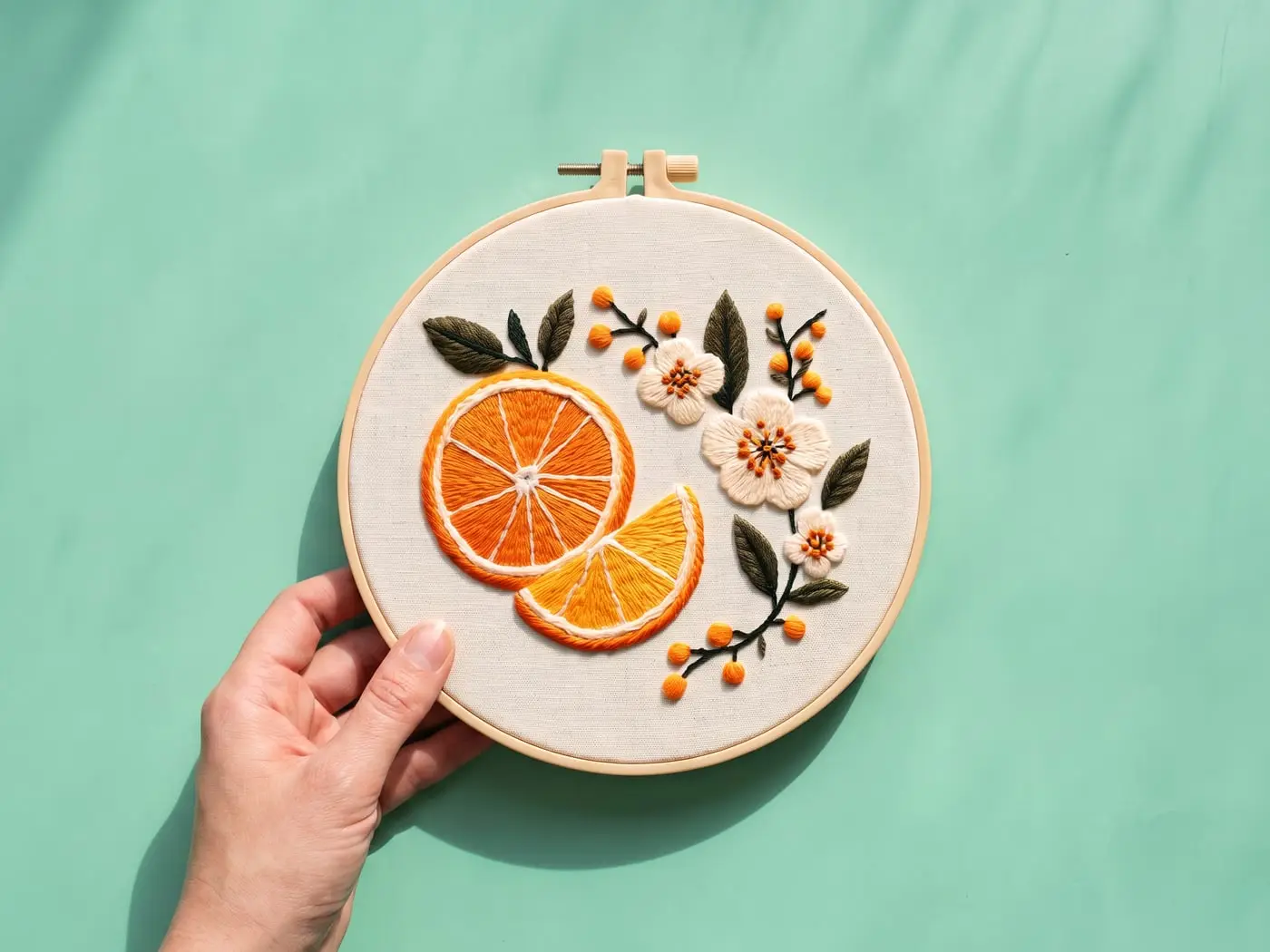 Tranches d'orange, le tambour tenu en main