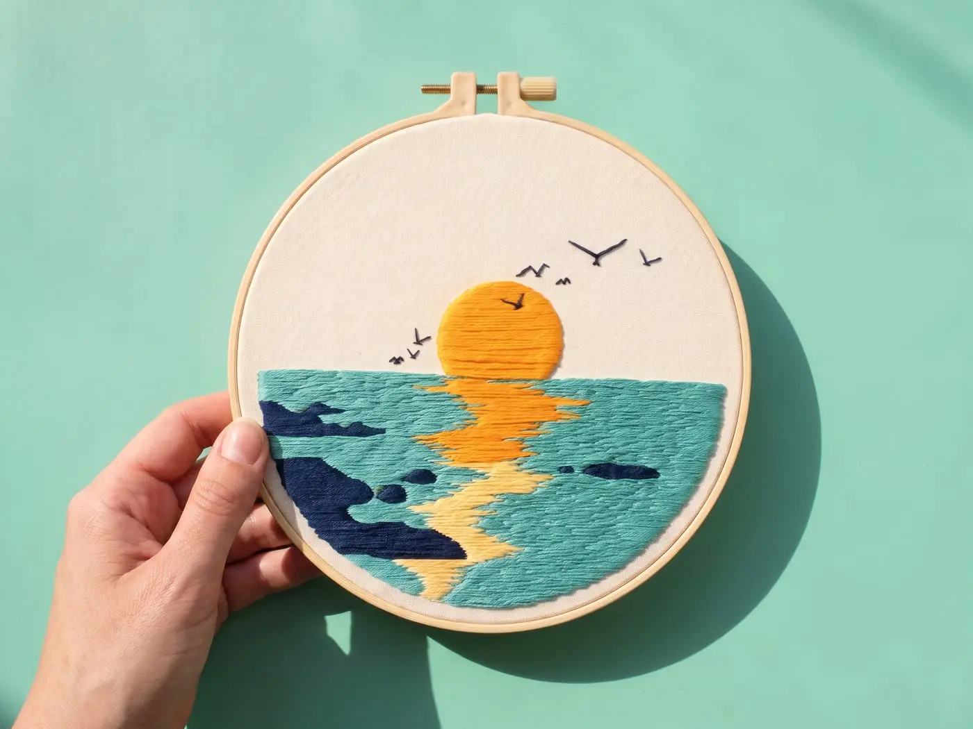 Soleil sur la mer, le tambour tenu en main